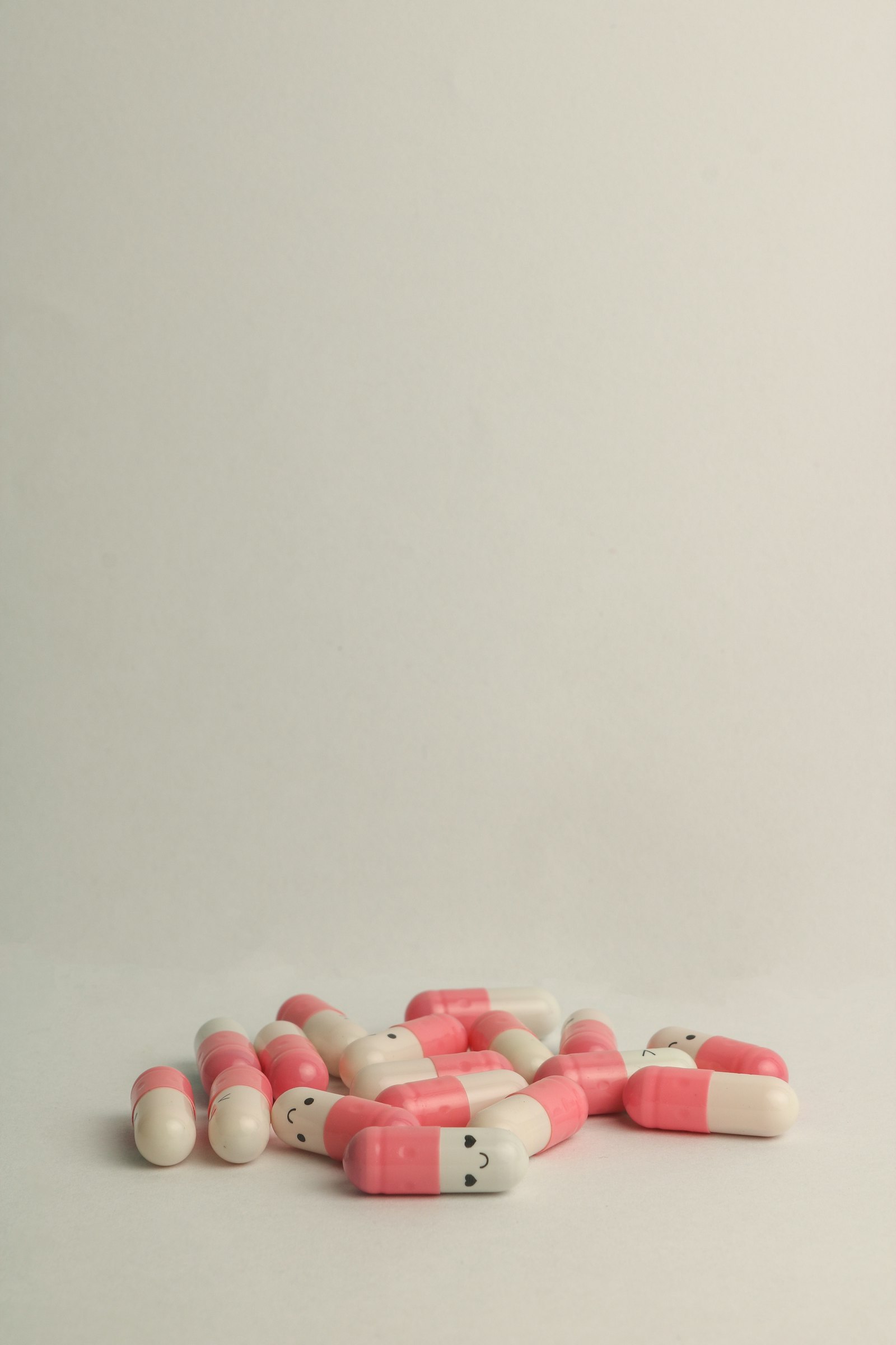 Canon EOS 750D (EOS Rebel T6i / EOS Kiss X8i) + Canon EF-S 18-55mm F3.5-5.6 III sample photo. Pink and white medication photography