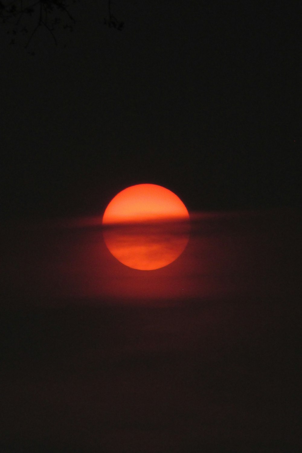 bola redonda laranja na superfície preta
