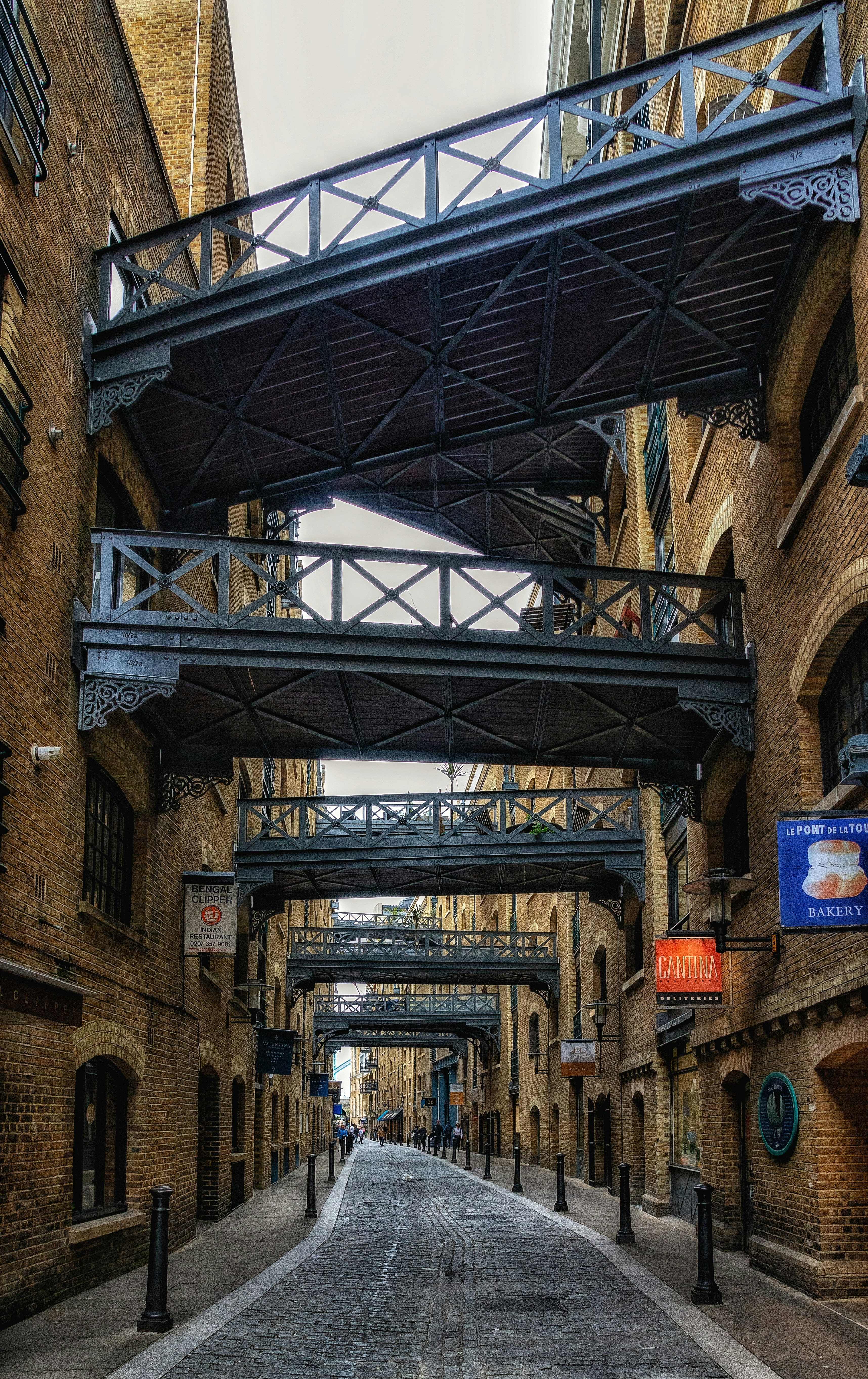 Edificio de madera marrón con techo blanco