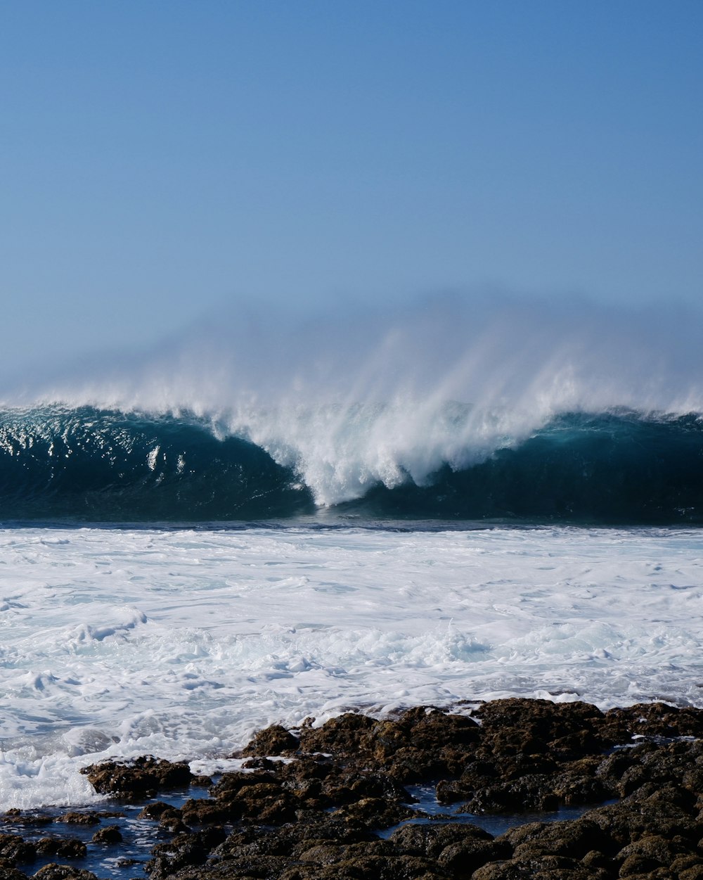 ocean waves crashing on rocks during daytime