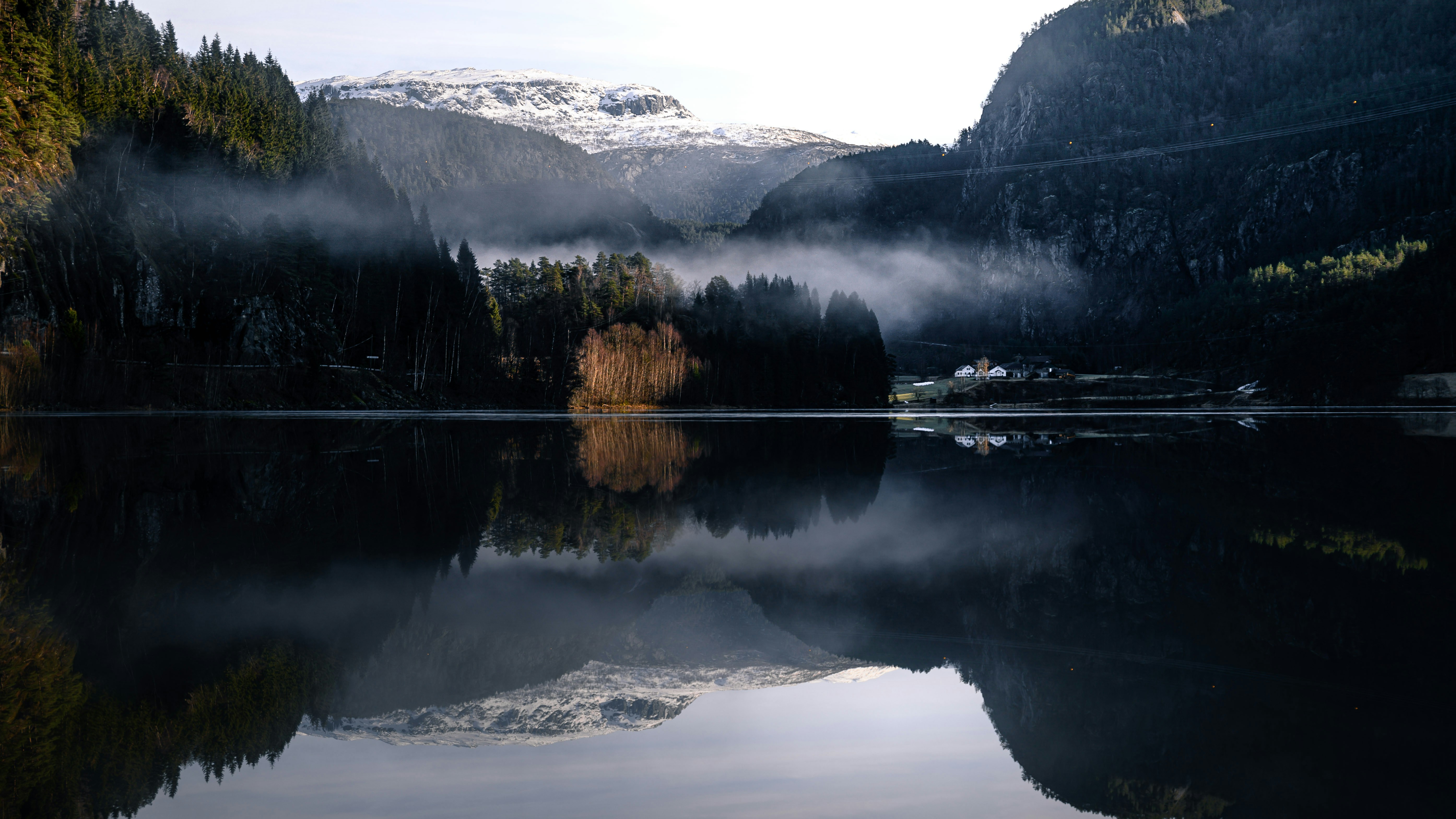 Photo by lachlangowen