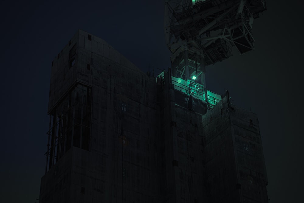 edificio in cemento grigio durante la notte
