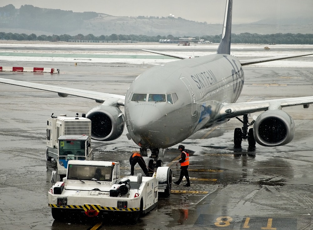 weißes und blaues Flugzeug tagsüber am Flughafen