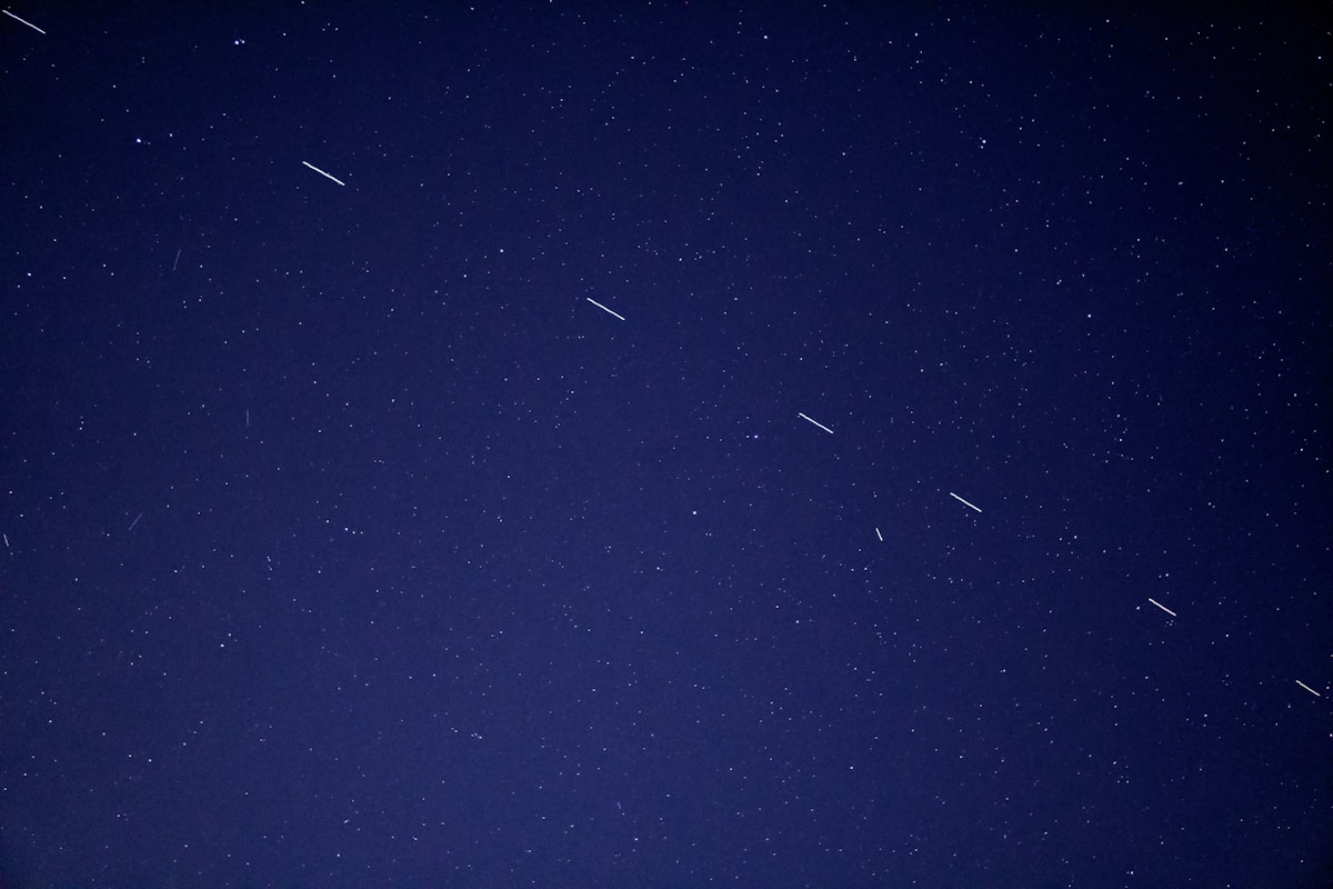 Koľko rizík nesie vesmírny internet? Pohľad na Starlink a jeho dopady na životné prostredie a astronómiu