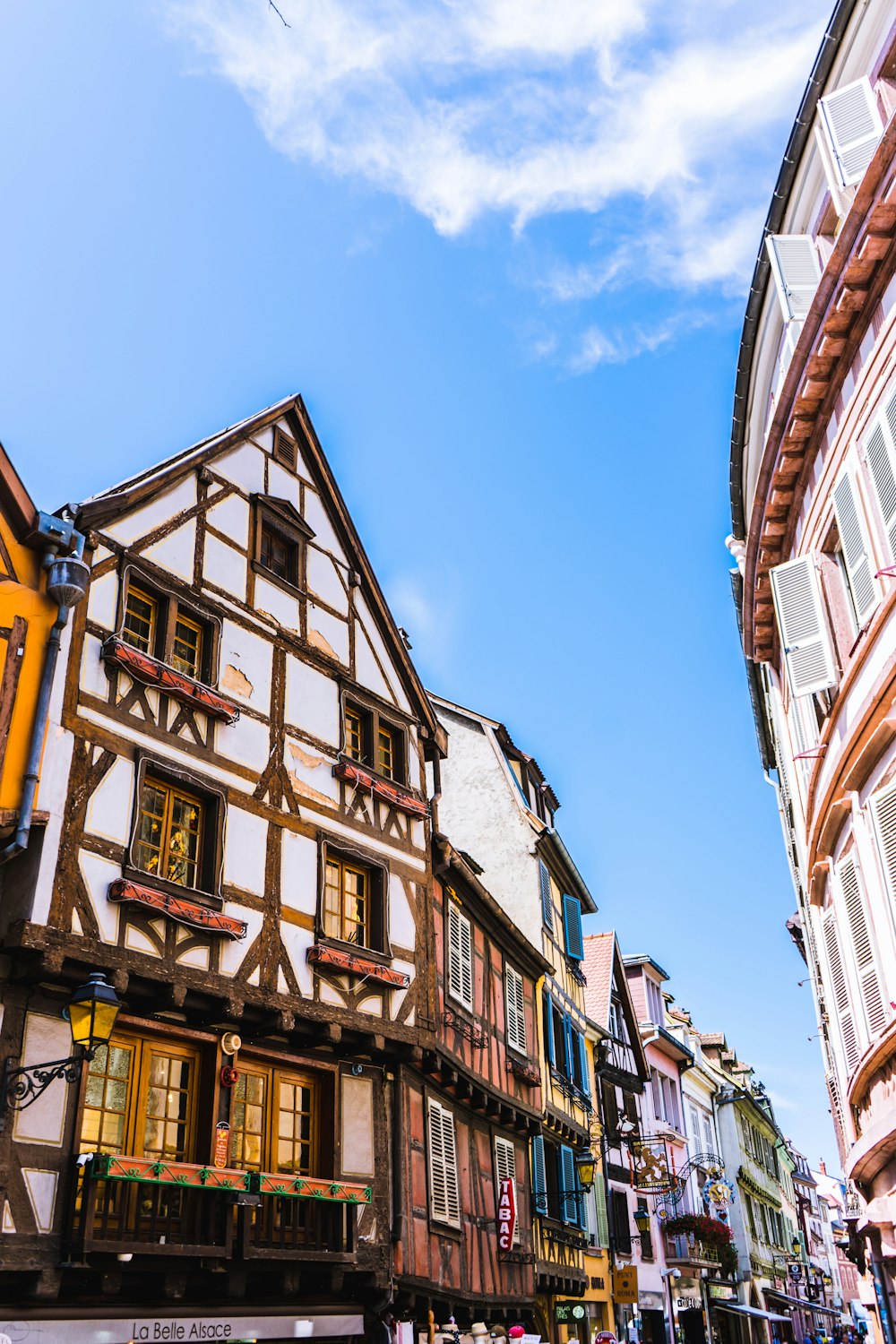 Bâtiment en béton brun sous le ciel bleu pendant la journée