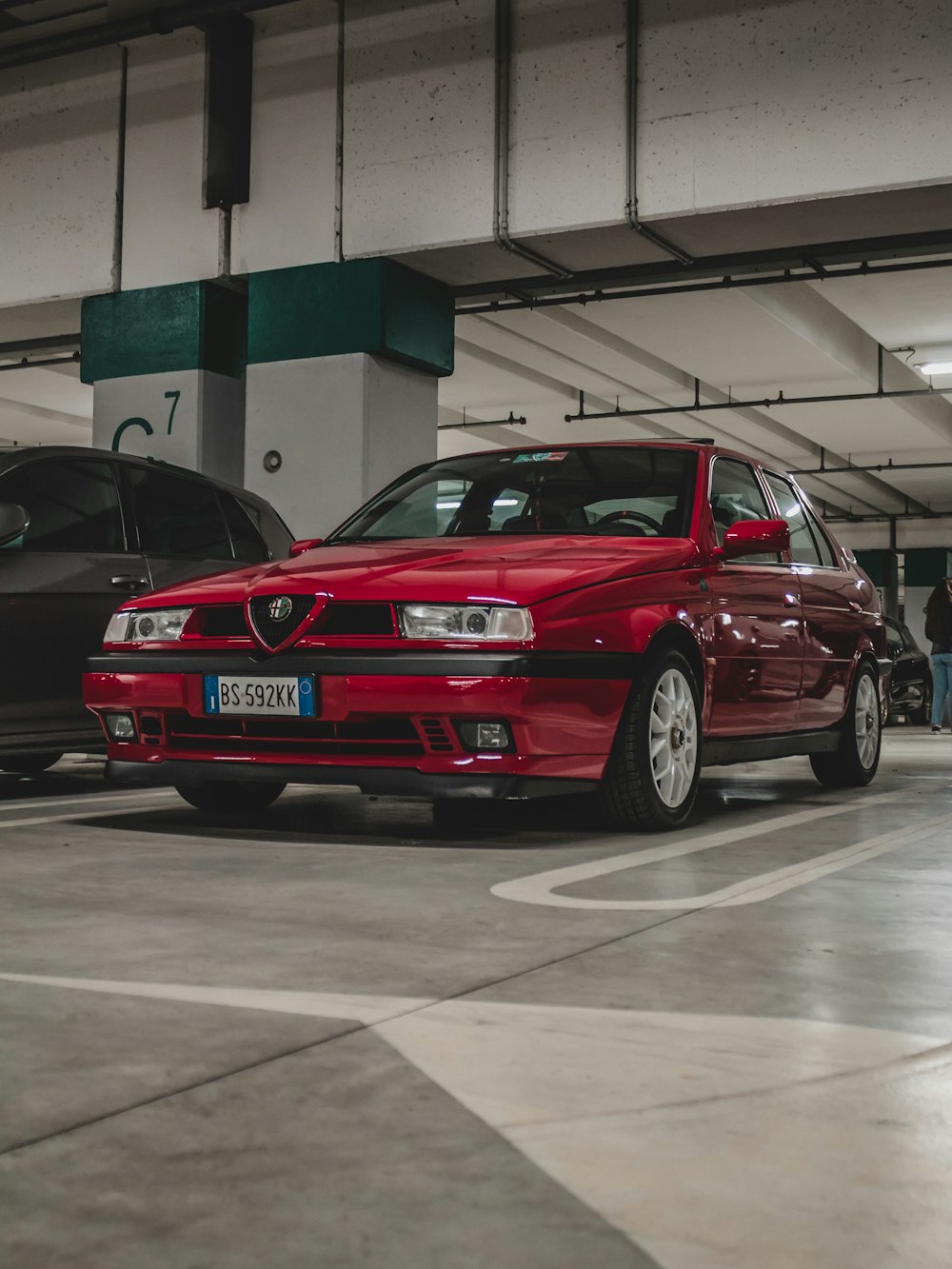 BMW M 3 rojo aparcado en el garaje