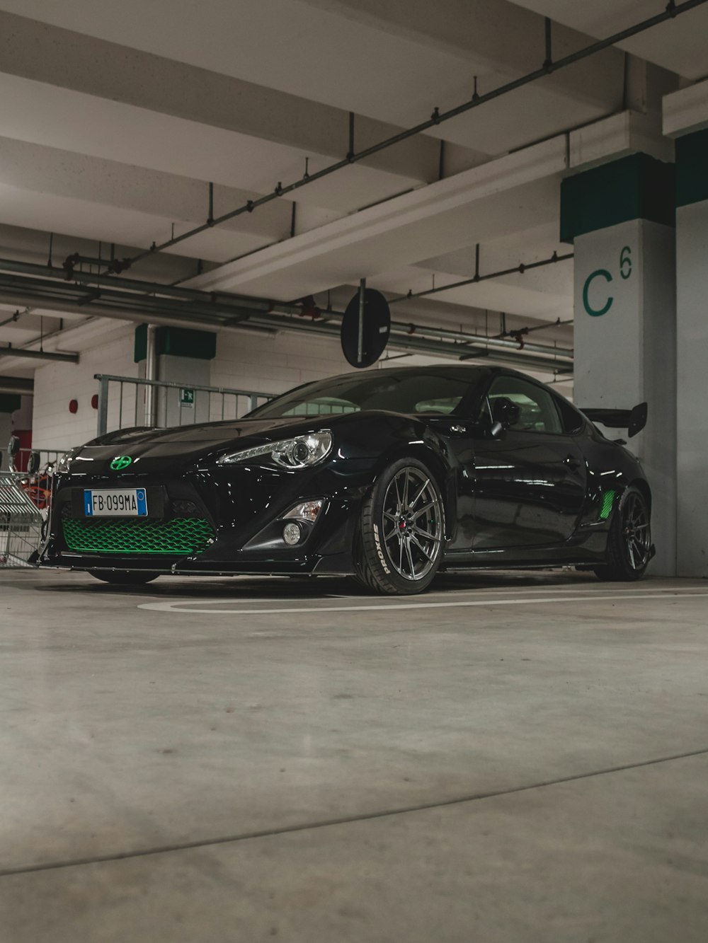 schwarzer Porsche 911 in der Garage geparkt