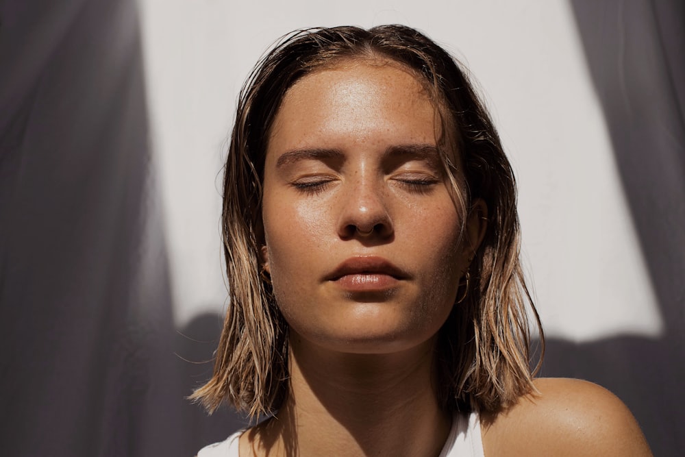 femme en débardeur blanc