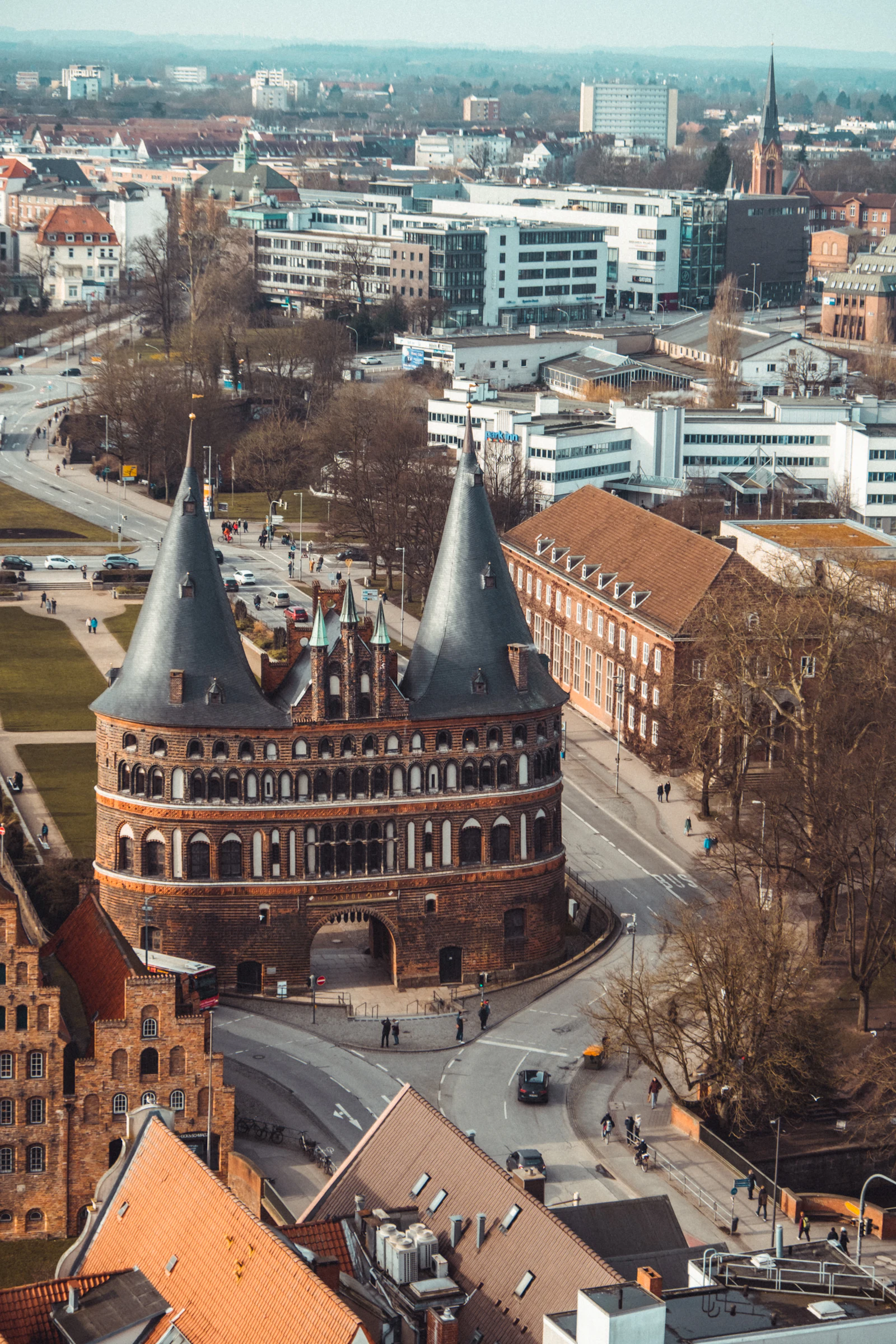 Historisches Backsteingebäude mit dunklem Dach