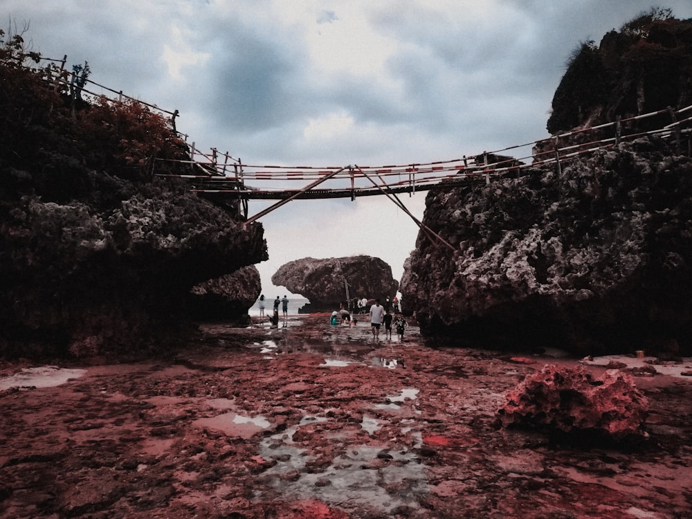 ponte sul fiume sotto il cielo blu