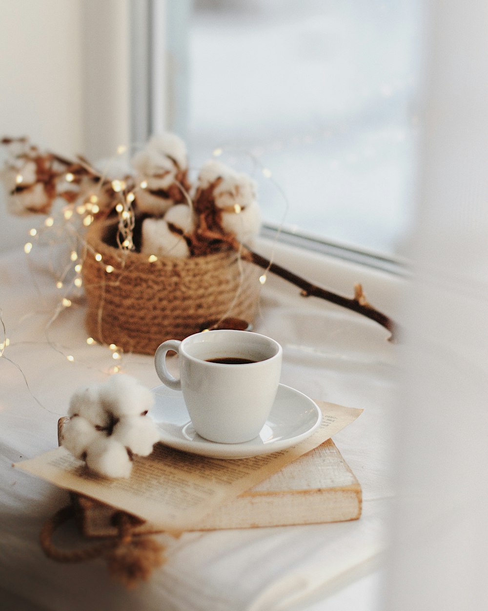 Taza de cerámica blanca sobre tabla de cortar de madera marrón