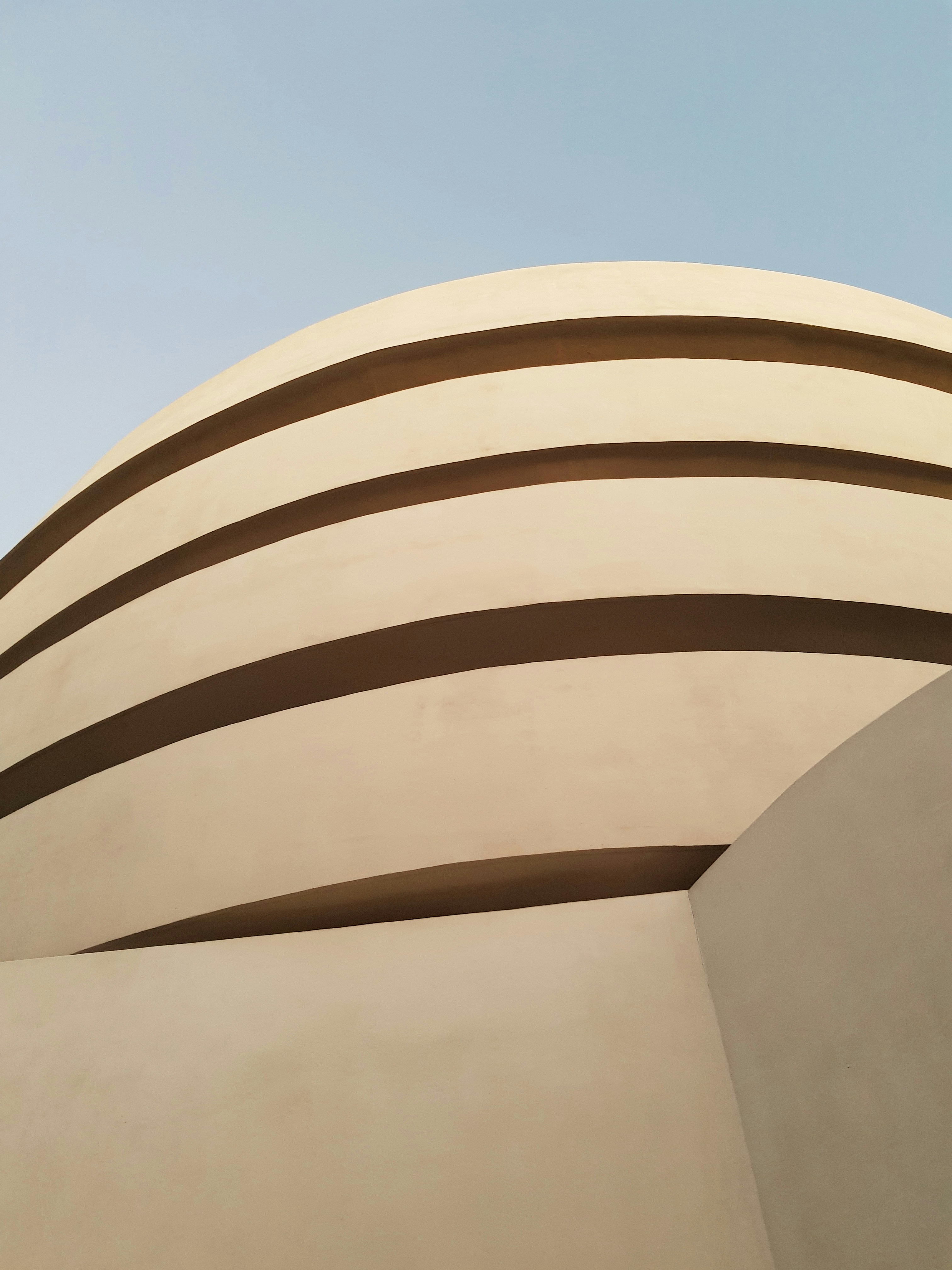 昼間の青空に茶色のコンクリートの建物