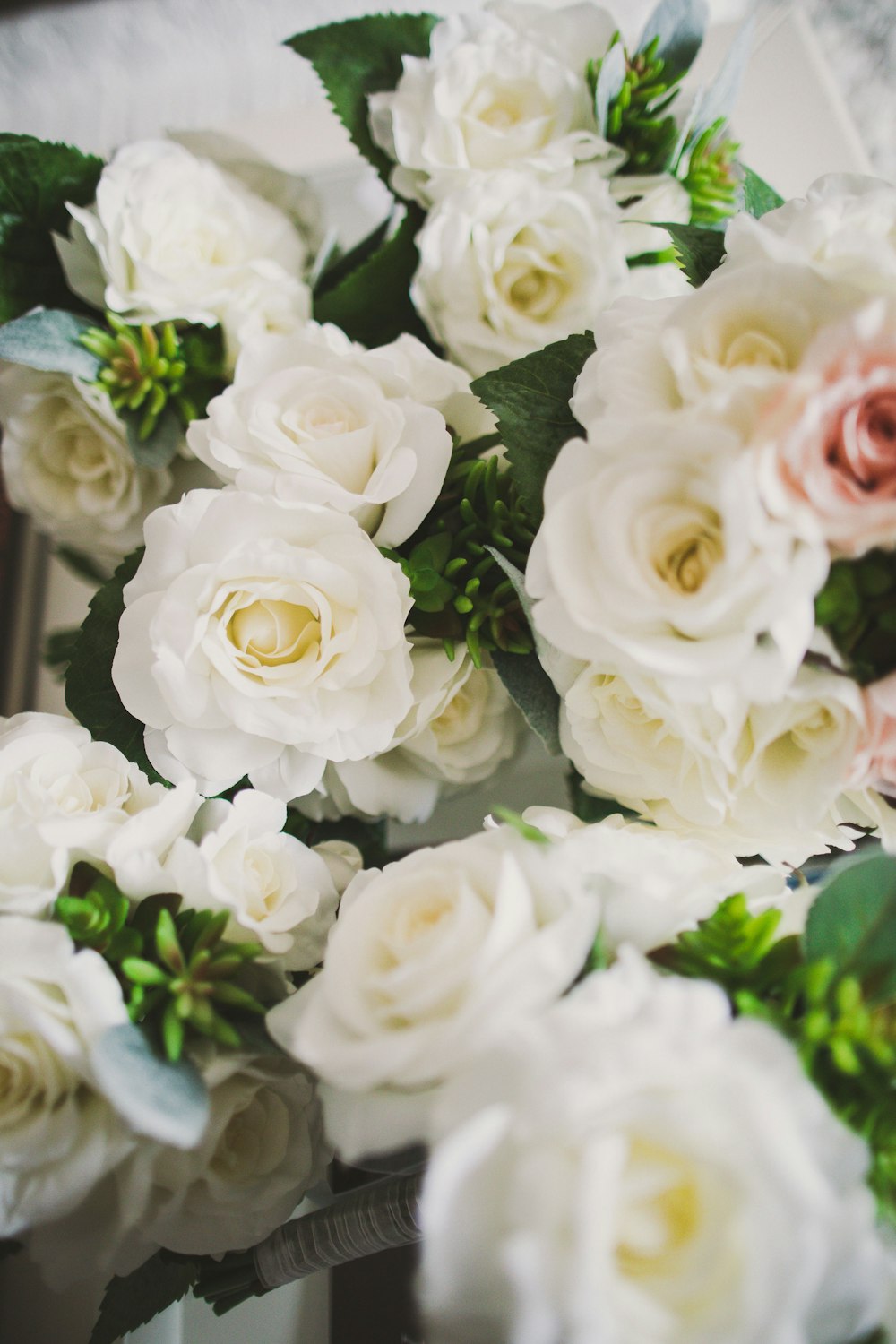 white and pink roses bouquet