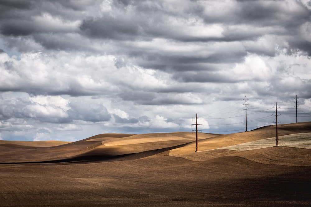 Campo marrón bajo nubes grises