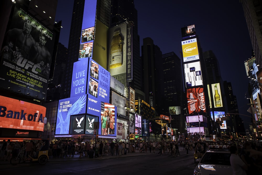 persone che camminano per strada durante la notte