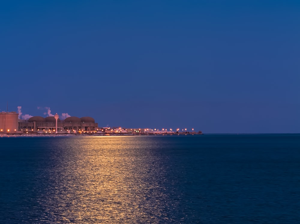 Ligne d’horizon de la ville à travers le plan d’eau pendant la nuit