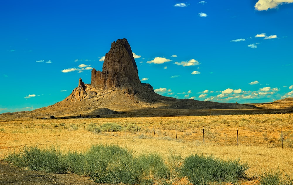 Brauner Berg unter blauem Himmel tagsüber