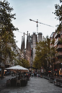 Foto de las calles de Barcelona con la Sagrada Familia de fondo