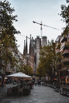Foto de las calles de Barcelona con la Sagrada Familia de fondo