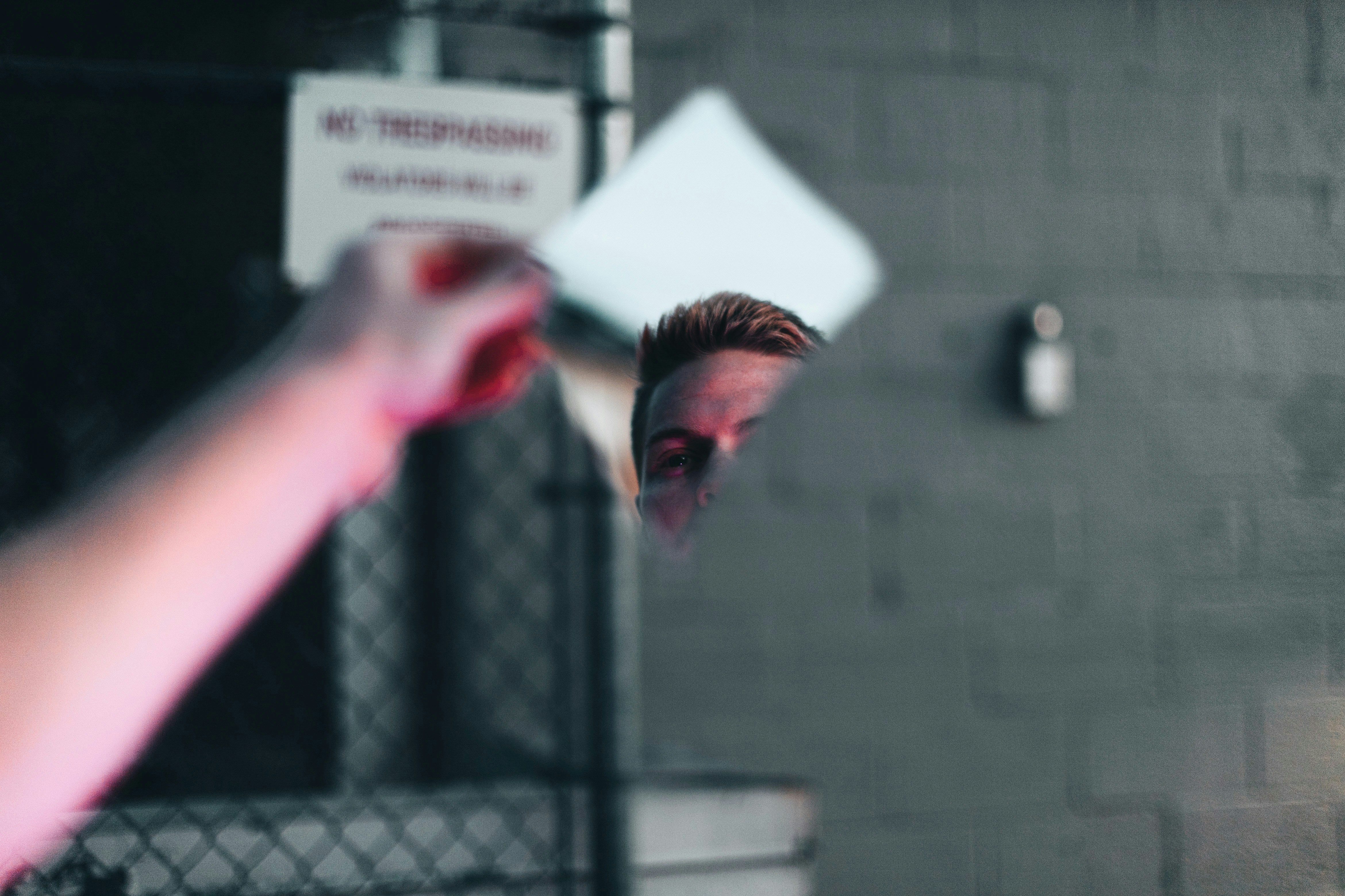 Documento de identidad sostenido en primer plano sobre una mesa