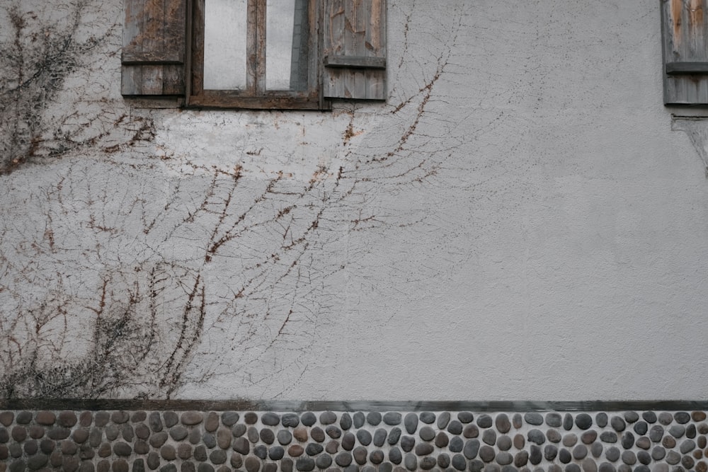 brauner Holzfensterrahmen auf weißer Betonwand