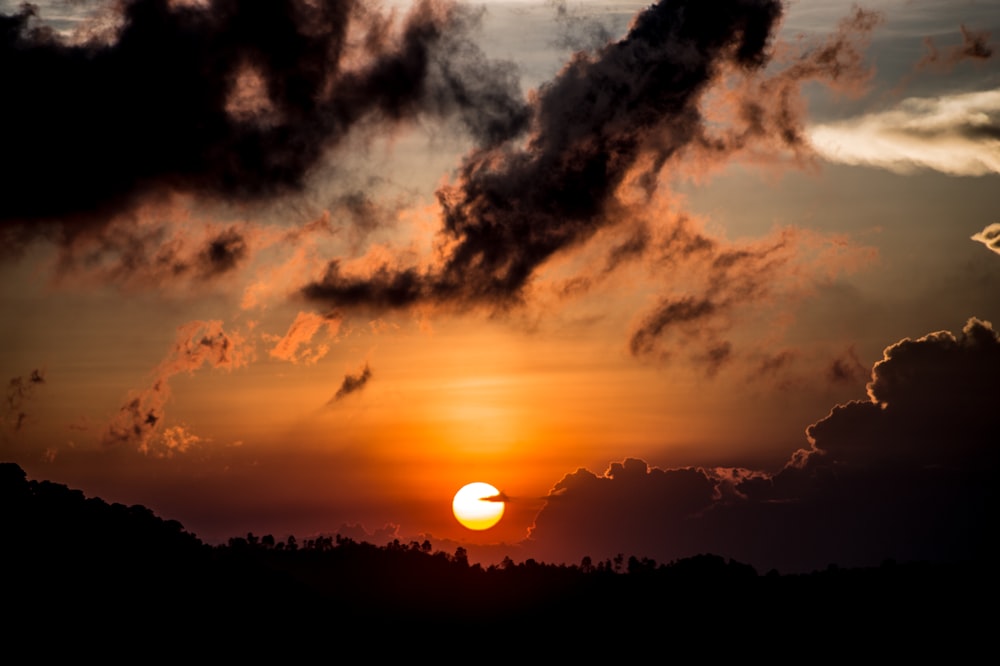 sol se pondo sobre as nuvens