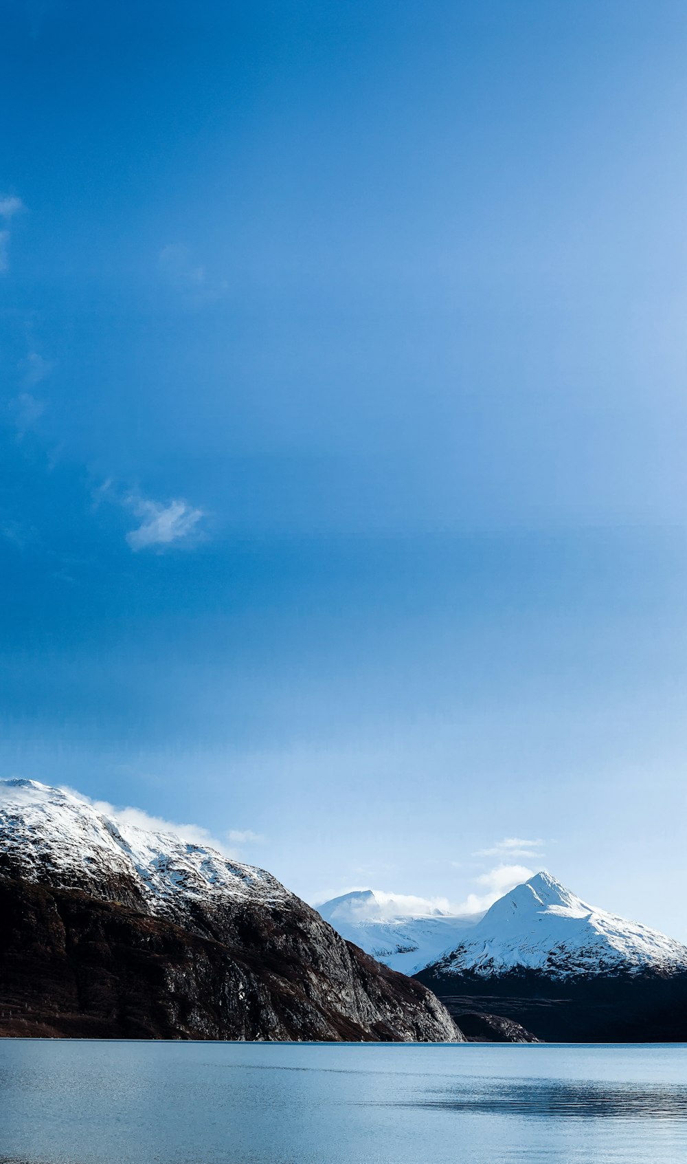 montagne enneigée sous ciel bleu pendant la journée