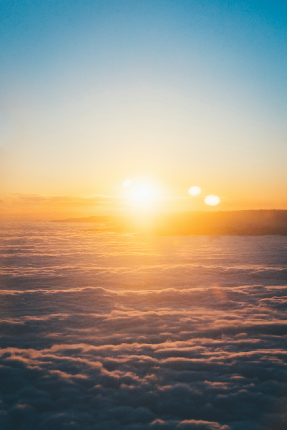 Nuages et soleil au coucher du soleil