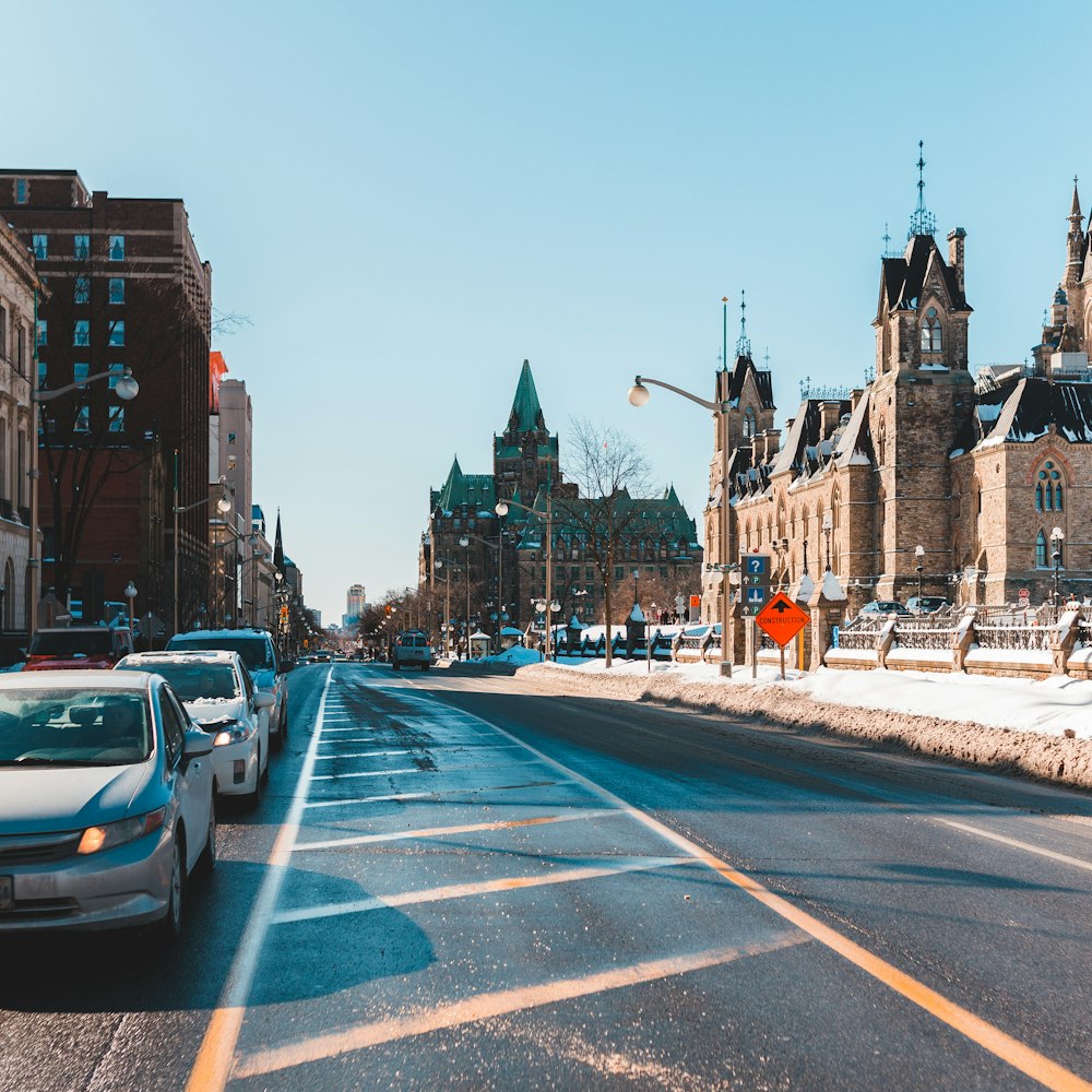 auto su strada vicino agli edifici durante il giorno