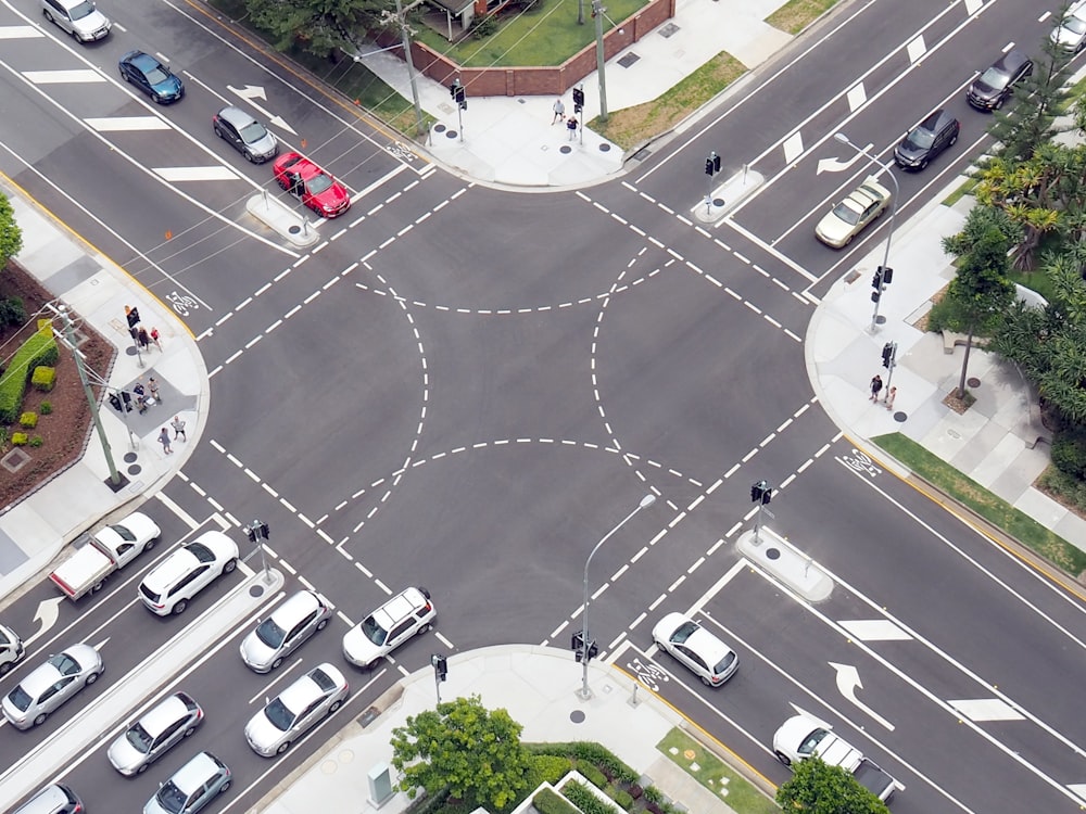 carros estacionados no estacionamento durante o dia