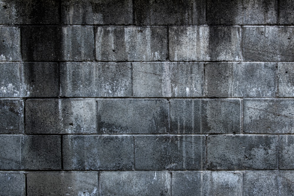 mur de briques grises pendant la journée