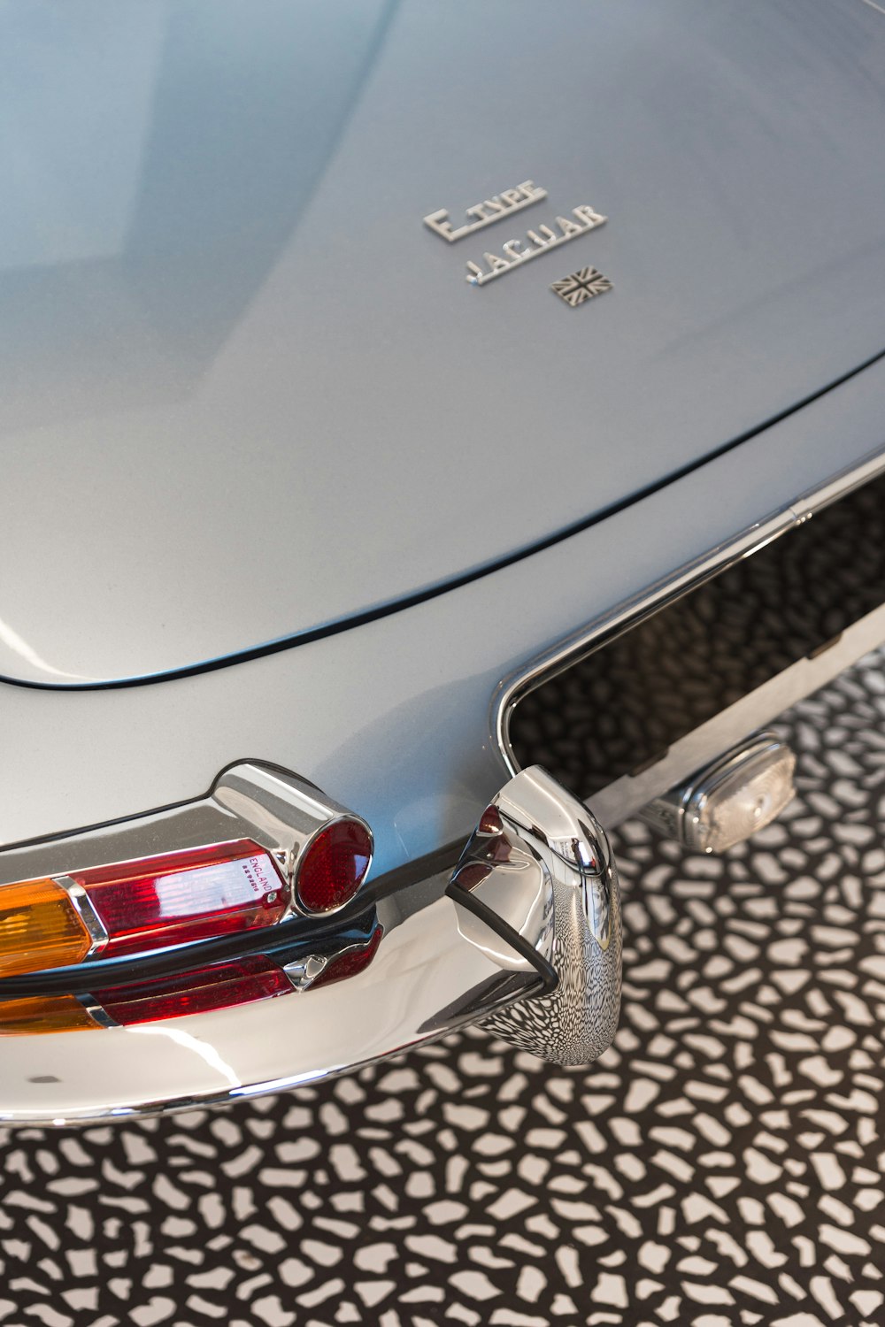 Coche Mercedes Benz plateado con estampado de leopardo blanco y negro