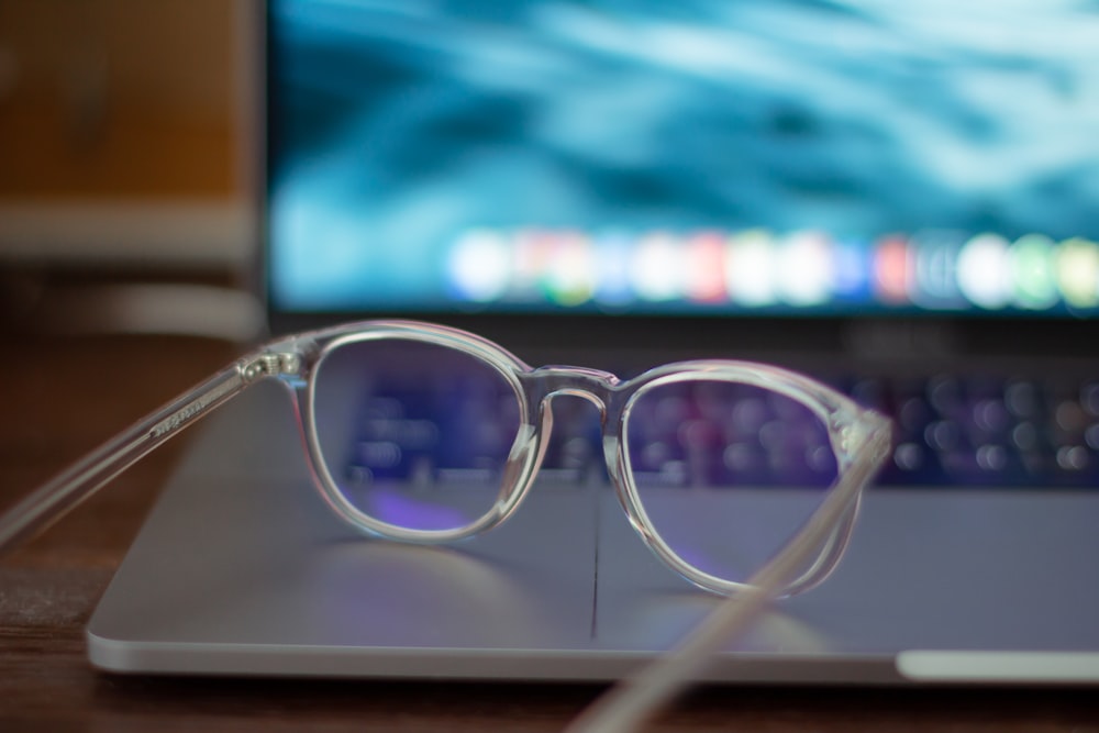 silbergerahmte Brille auf weißem Tisch