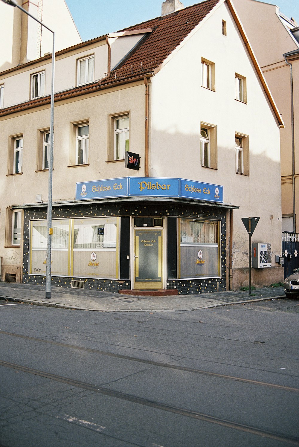 edificio in cemento marrone e bianco