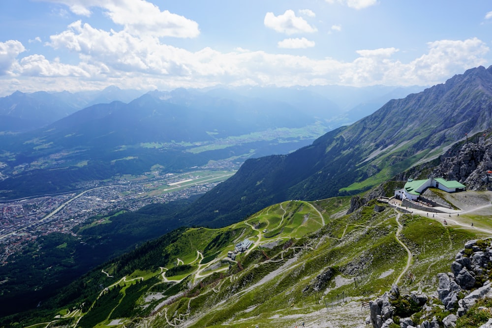 Des montagnes verdoyantes sous des nuages blancs pendant la journée