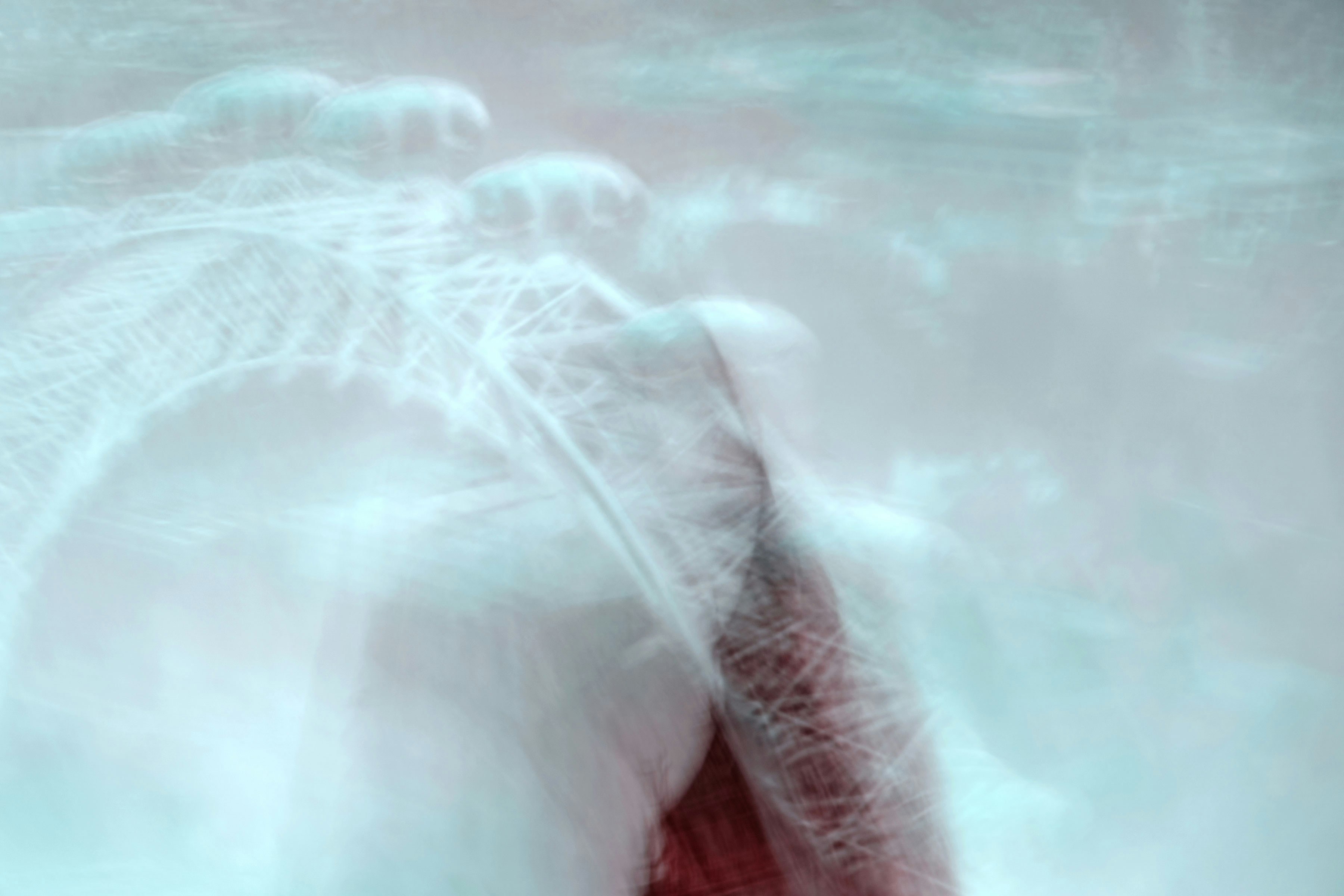 Femme en chemise blanche et rouge photo Image gratuite de Gris sur Unsplash