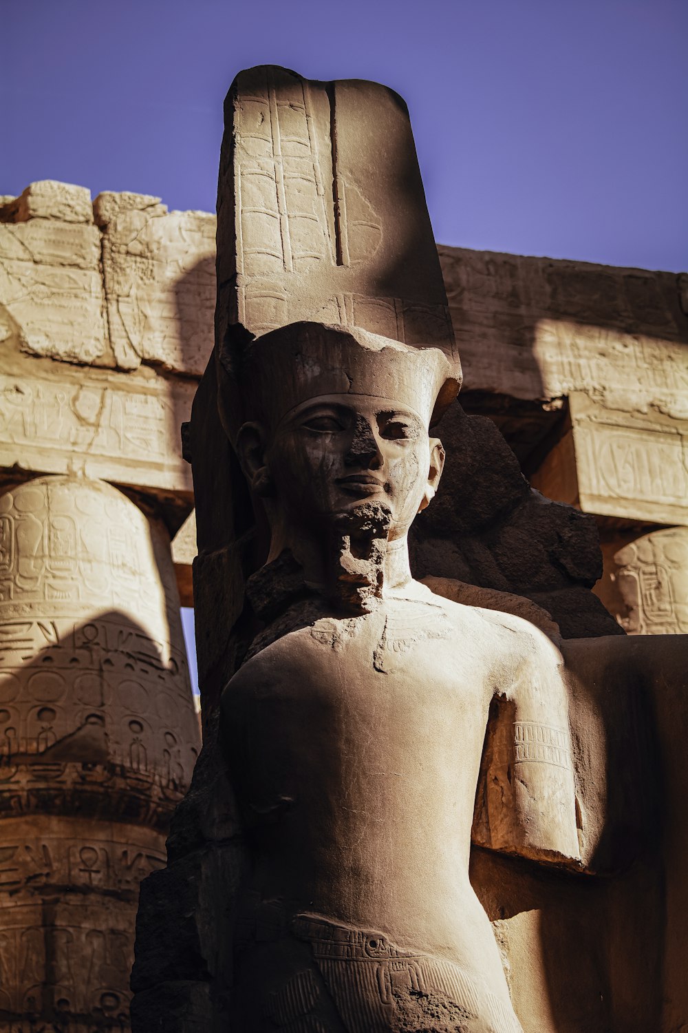 푸른 하늘 앞에 있는 이집트 신의 동상