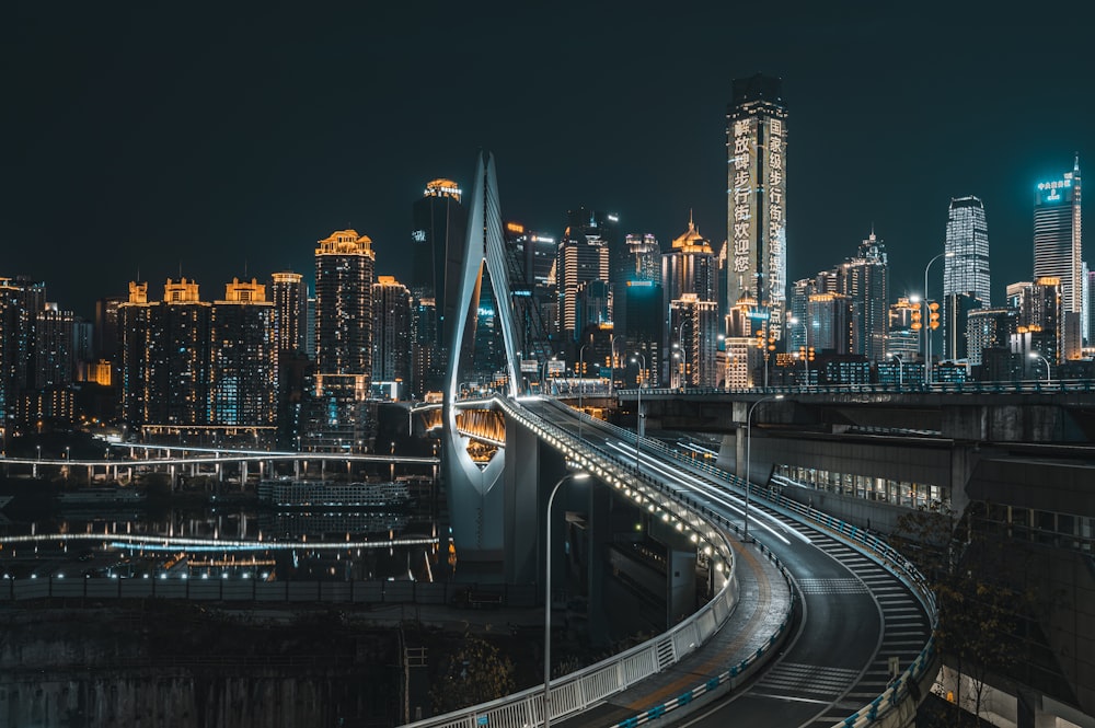 edificios de la ciudad durante la noche