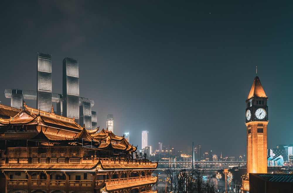 edifício de concreto marrom e preto durante a noite