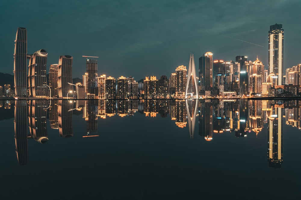 Skyline der Stadt bei Nacht