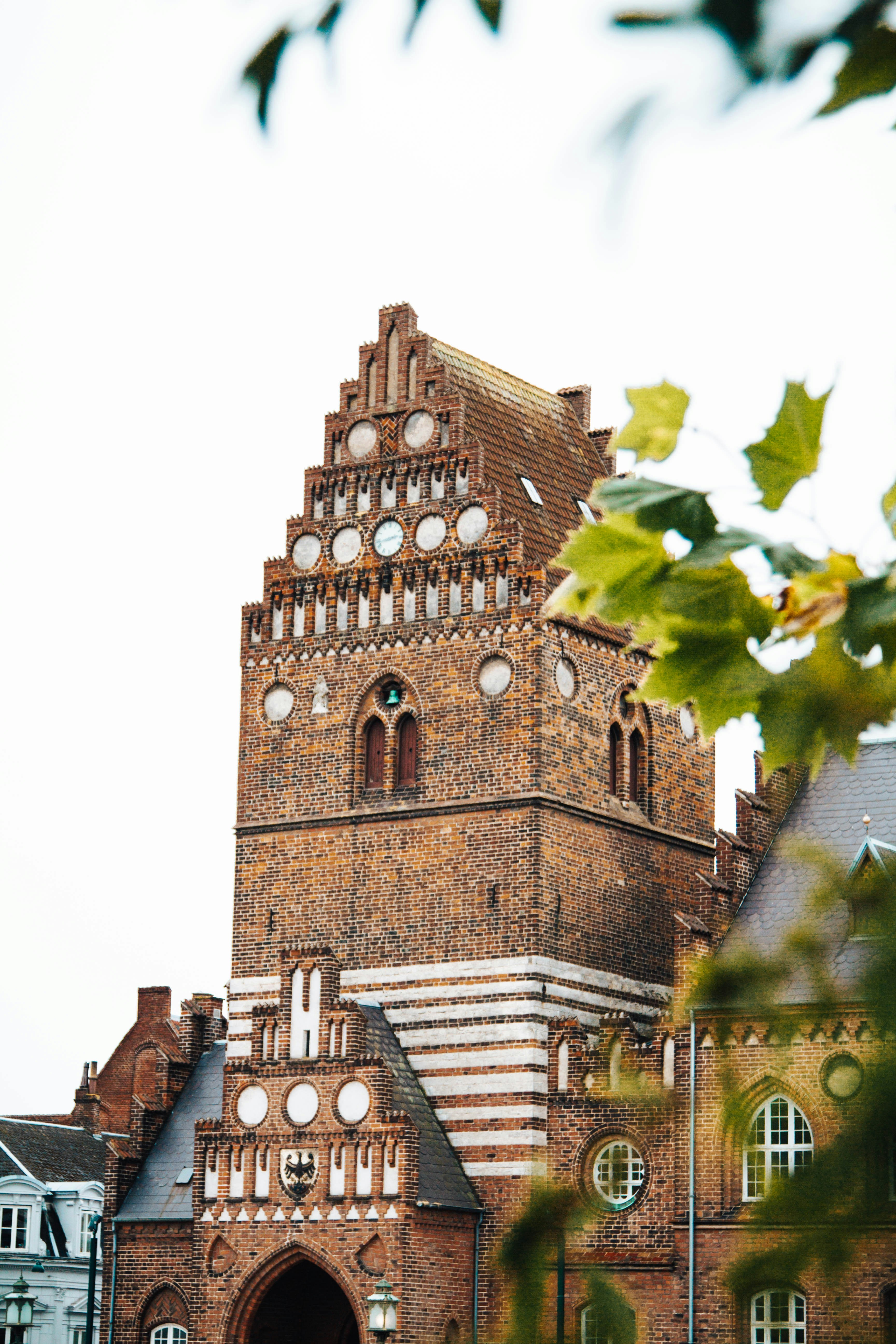 edifício de concreto marrom durante o dia