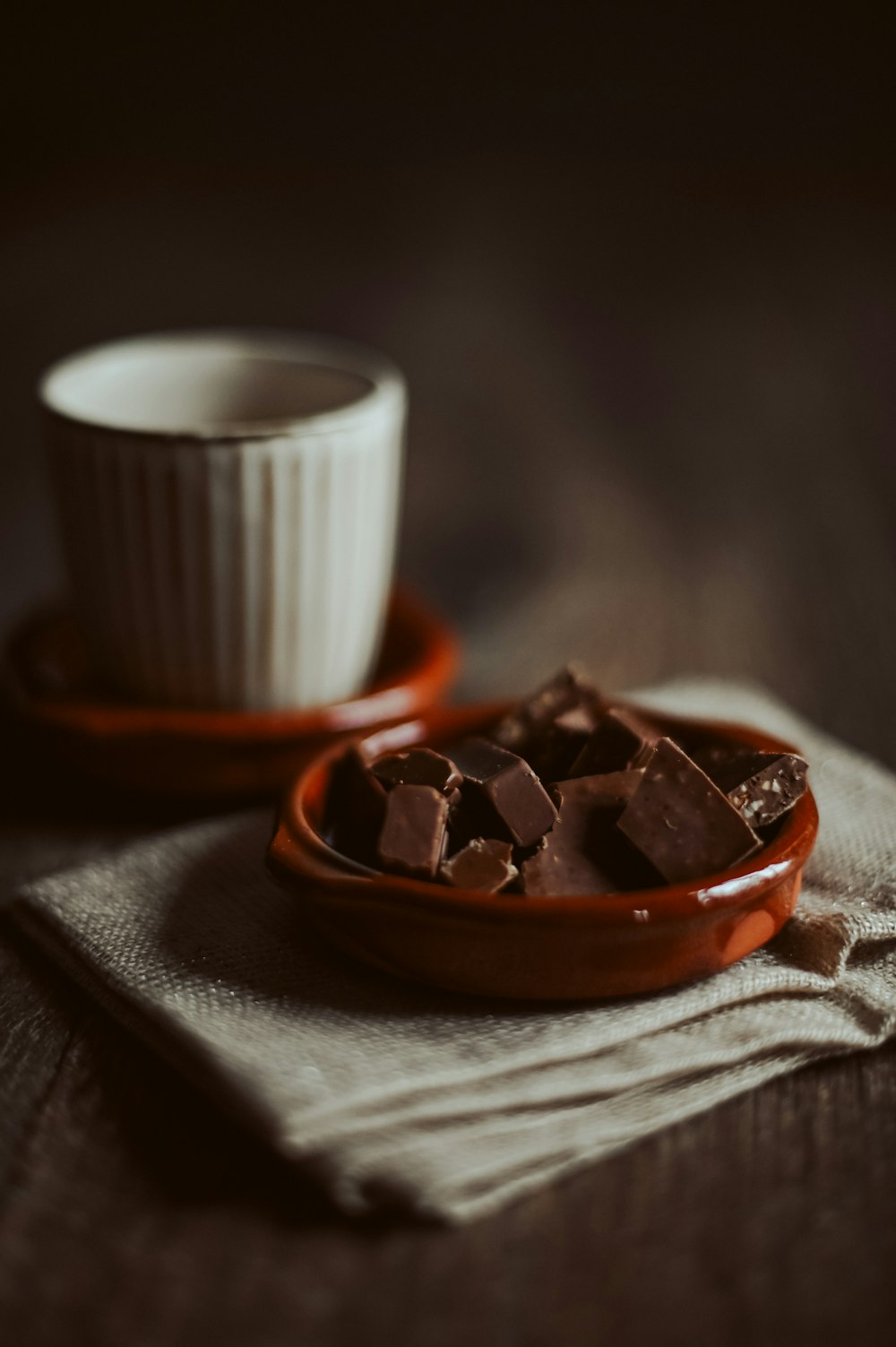 Barras de chocolate en plato redondo de cerámica marrón
