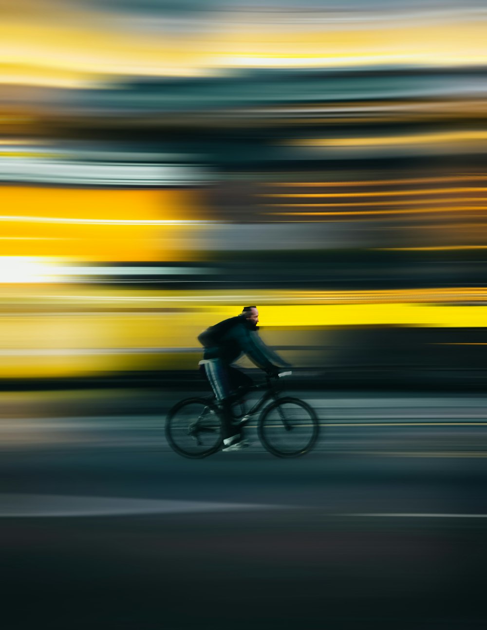 uomo in sella alla bicicletta su strada durante il giorno