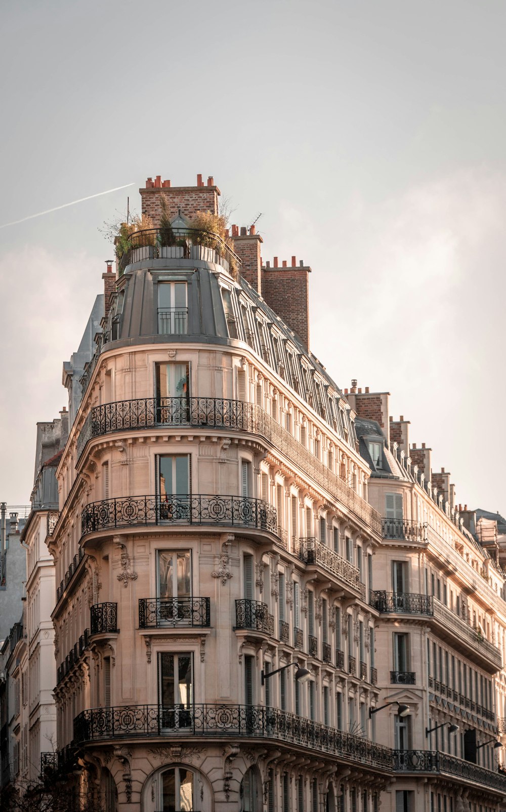 Edificio de hormigón marrón y blanco bajo nubes blancas durante el día