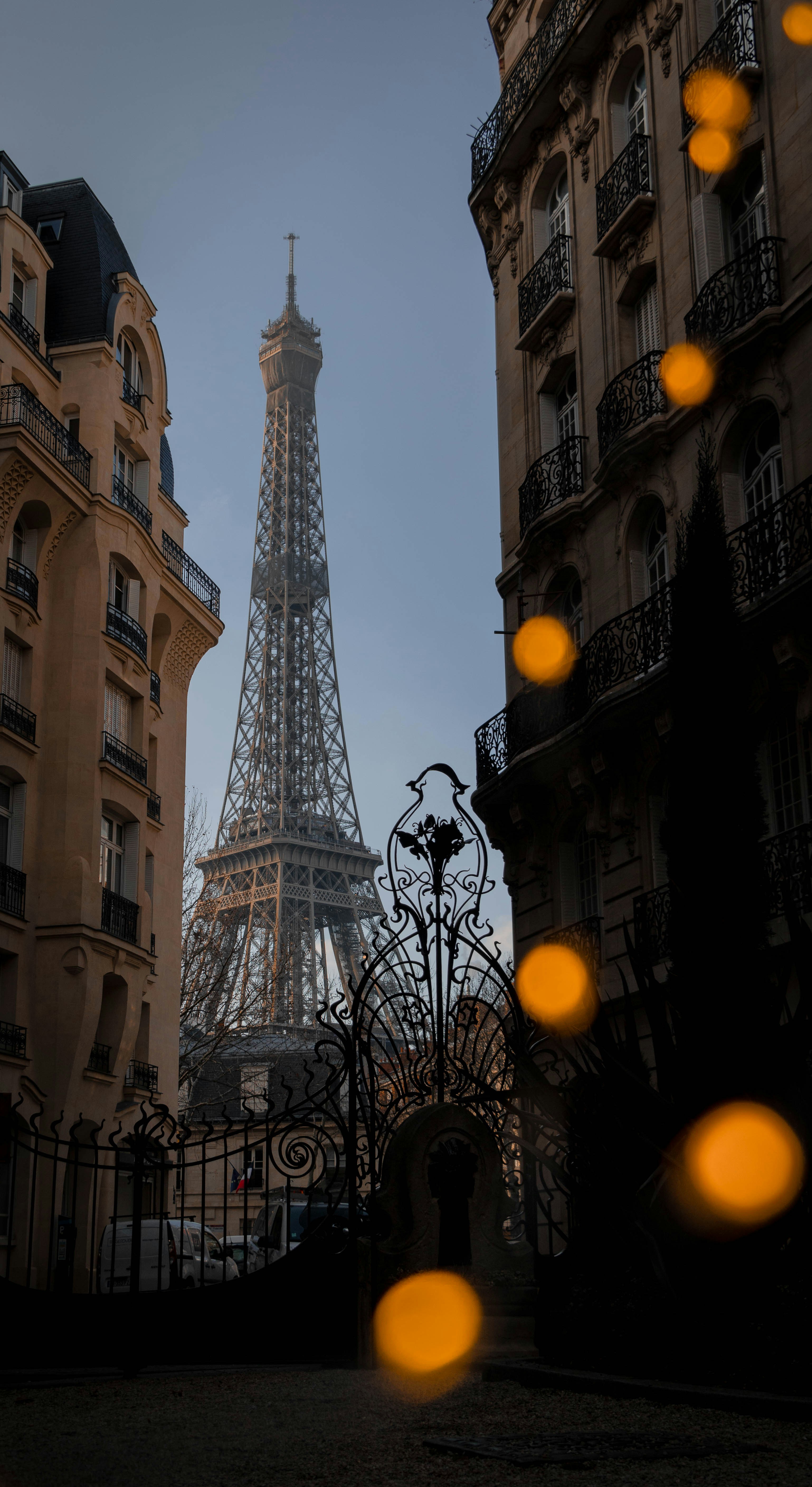 夜の時間の間にパリのエッフェル塔の写真 Unsplashで見つけるパリの無料写真
