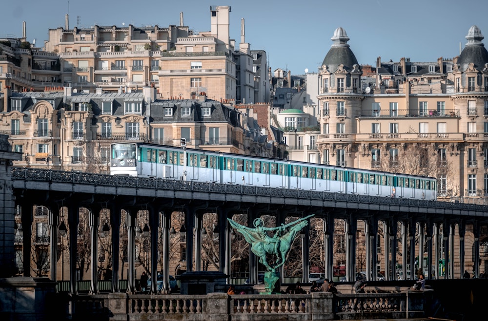 bâtiment en béton brun et noir pendant la journée