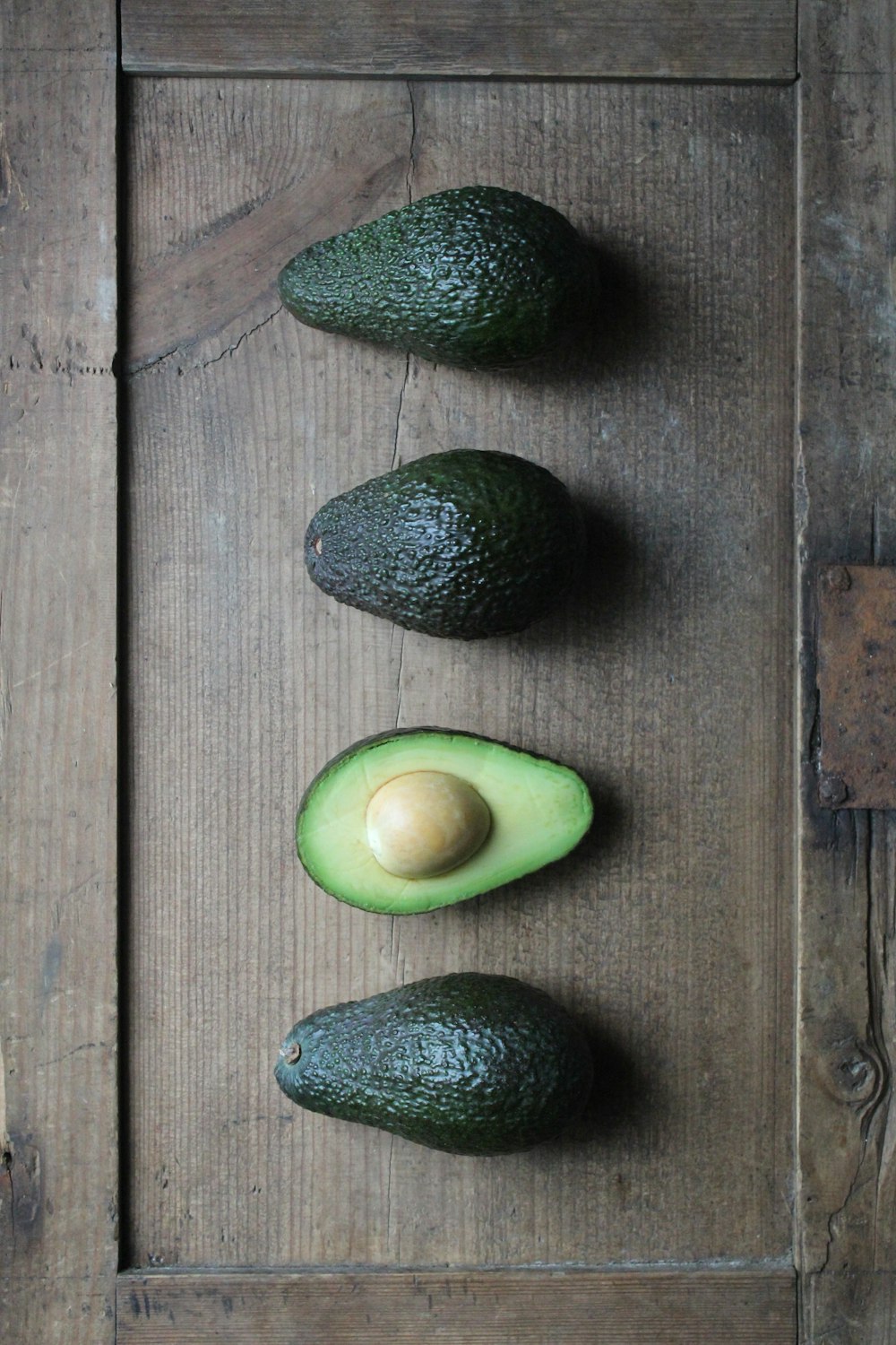 Fruta verde en forma de corazón sobre superficie de madera marrón