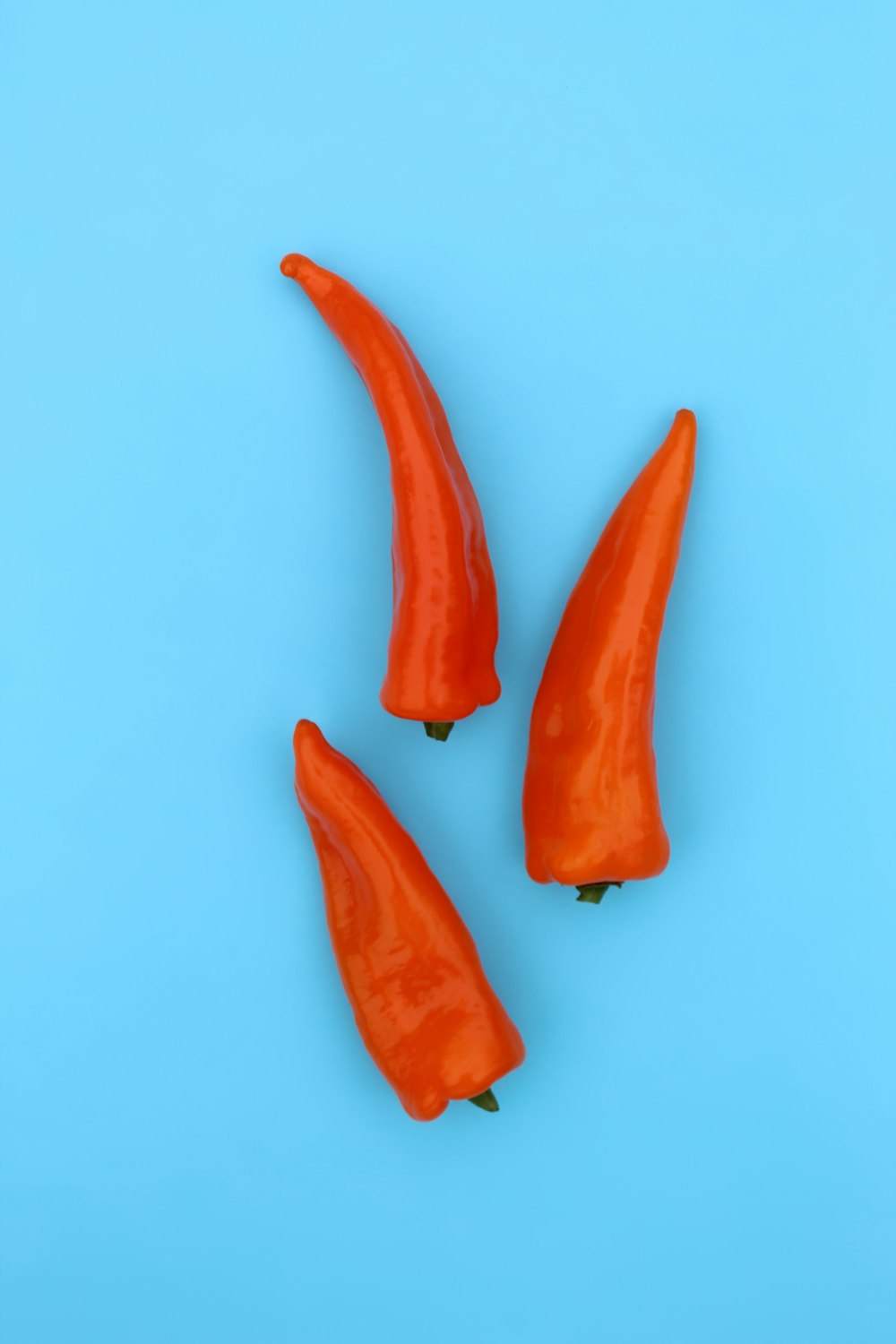 piment rouge sur surface blanche