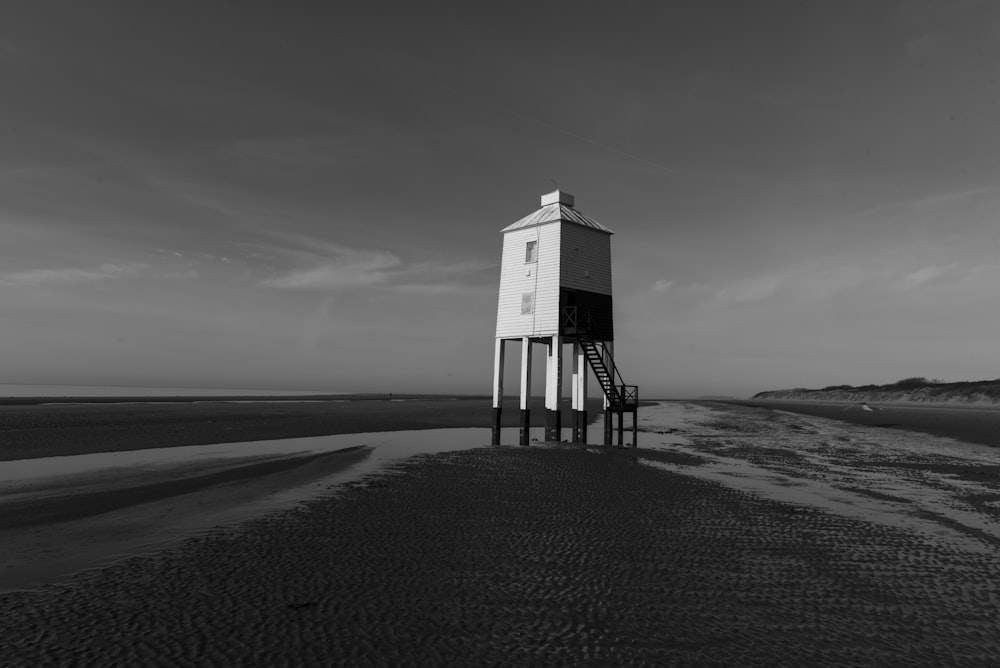 torre branca do salva-vidas de madeira na praia