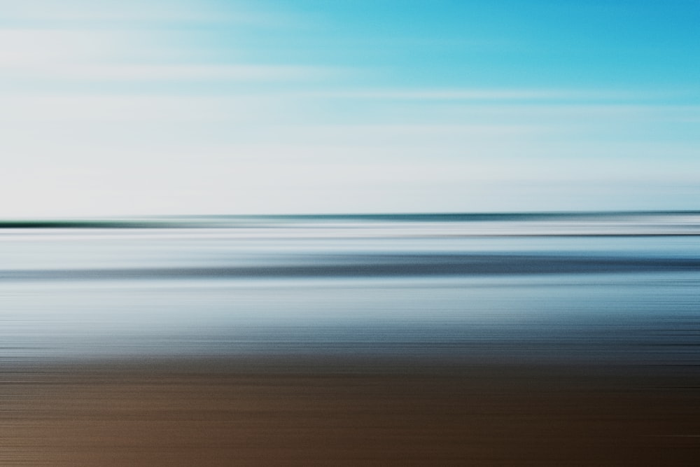 blauer Himmel über dem Meer